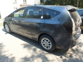 Toyota Prius v foto 2