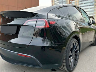 Tesla Model Y foto 2