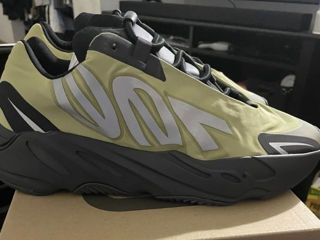 Adidas Yeezy Boost 700 foto 1