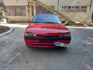 Mazda 323 foto 1