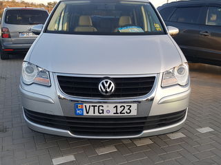 Volkswagen Touran foto 2