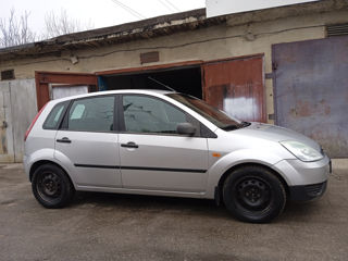 Ford Fiesta foto 2