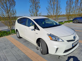 Toyota Prius v foto 2