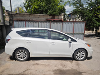 Toyota Prius v foto 7