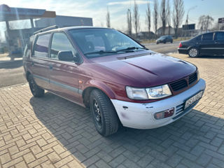 Mitsubishi Space Wagon foto 2