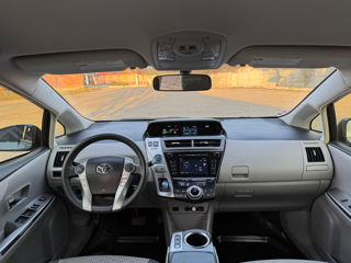 Toyota Prius v foto 8