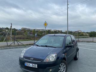 Ford Fiesta foto 1