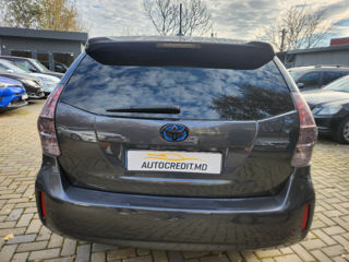 Toyota Prius v foto 10