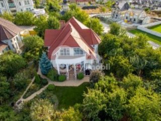 Casă de lux în zonă de elită, 15 ari teren adiacent, 340 mp, Ciocana, 333000 € ! foto 1