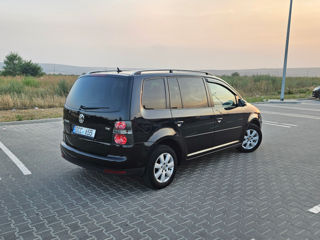 Volkswagen Touran foto 2