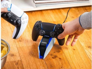 PS5 Digital + 2 DualSense Controllers + Wireless Charger foto 2