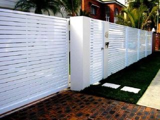 Gard modern din țeavă zincată profilata vopsit in cîmp electrostatic.Porți şi portițe.