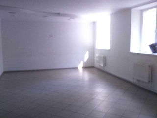 Se vinde spatiul comercial in orasul Riscani foto 5