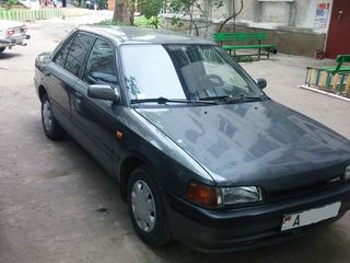 Mazda 323 foto 1