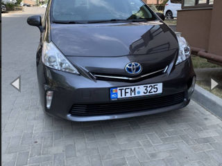 Toyota Prius v foto 1