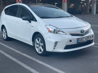 Toyota Prius v foto 4