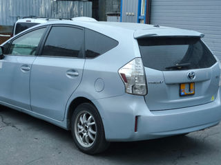 Toyota Prius v foto 3