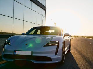 Porsche Taycan foto 1