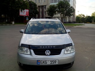 Volkswagen Touran foto 1