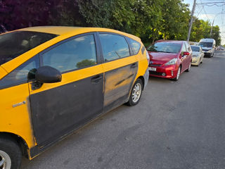 Toyota Prius v foto 8