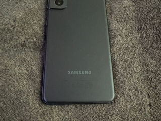 Продается смартфон Samsung Galaxy S21 в идеальном состоянии