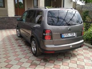 Volkswagen Touran foto 2