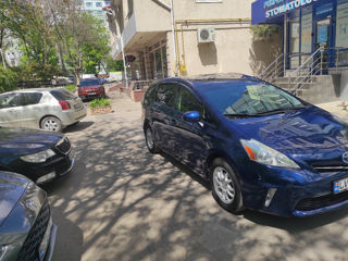 Toyota Prius v foto 2