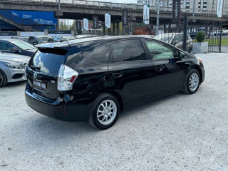 Toyota Prius v foto 6