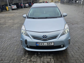 Toyota Prius v foto 3