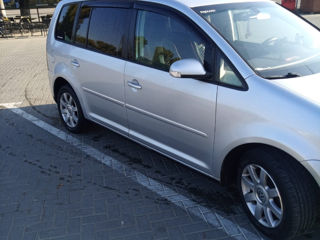 Volkswagen Touran foto 2