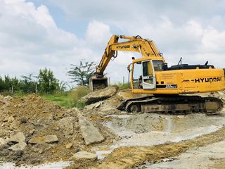 Servicii cu buldoexcavatoare si excavator pe senile foto 2