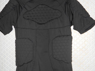 продам компрессионная-защитная футболка размер М: зашита груди и спины за 200 лей foto 3