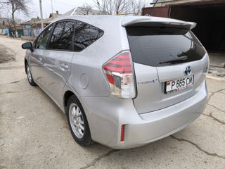 Toyota Prius v foto 3