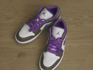 Nike Air Jordan 1 Low / 44 (Palomino/Wild Berry-White) foto 3