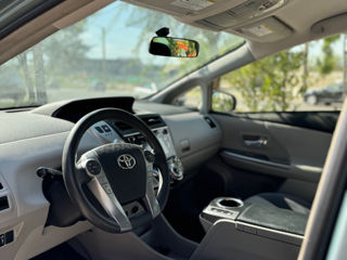 Toyota Prius v foto 4