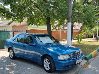 Mercedes C-Class foto 1