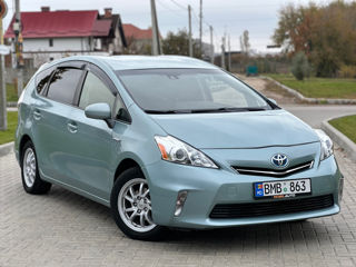 Toyota Prius v foto 2