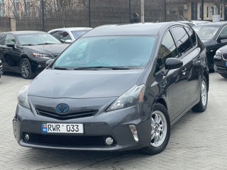 Toyota Prius v foto 2