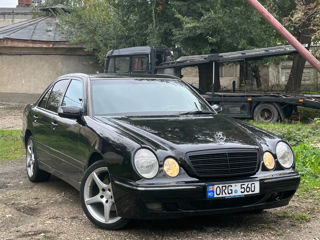 Mercedes E-Class foto 1