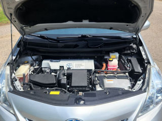 Toyota Prius v foto 7