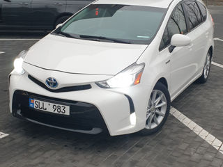 Toyota Prius v foto 4