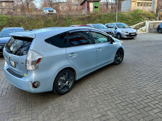 Toyota Prius v foto 2