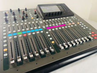 Behringer X32 Compact 40-Input 25-Bus Mixer digital Digital Live Mixing Console in stare buna. foto 1