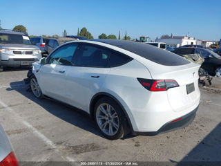 Tesla Model Y foto 6