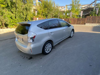 Toyota Prius v foto 4