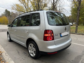 Volkswagen Touran foto 2