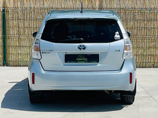 Toyota Prius v foto 4