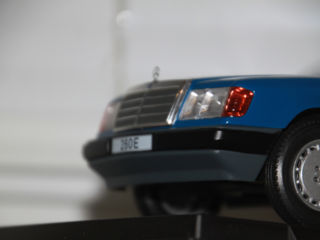 Продаётся Mercedes E260 W124, новый, в коробке, 1/18 foto 2