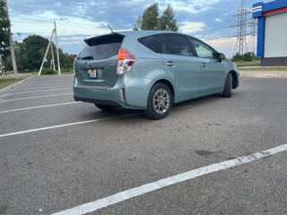 Toyota Prius v foto 4