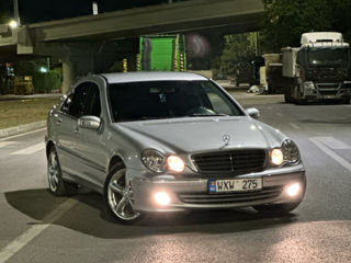 Mercedes C-Class foto 2